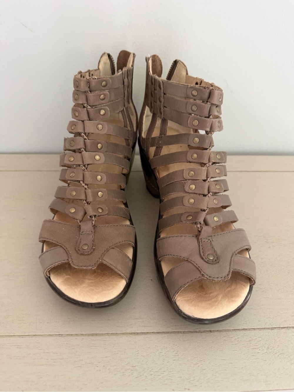 Women’s Strappy Gladiator Sandals in Taupe by Jambu size 7,5M